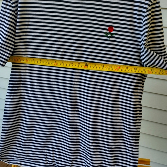 Forever 21 Men's Striped Ringer Tee Shirt with Rose Embroidery Size M - Picture 4 of 5